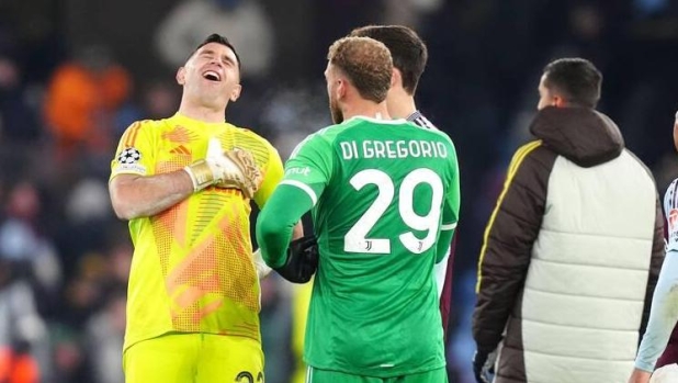 Aston Villa-Juve, quando il Dibu sfotteva Di Gregorio... E ora può prendergli il posto