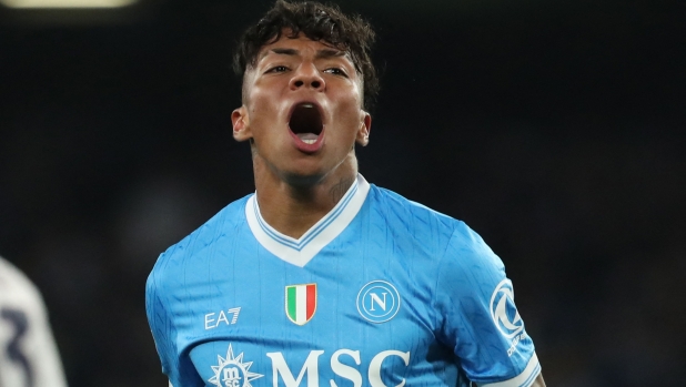 Napoli, Alisson Santos show in Brasile: autografi e sorrisi con i piccoli calciatori