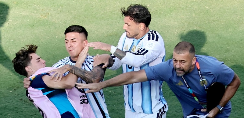 Paredes, niente espulsione in finale Mondiale: la Fifa corregge l'errore, cosa &egrave; successo