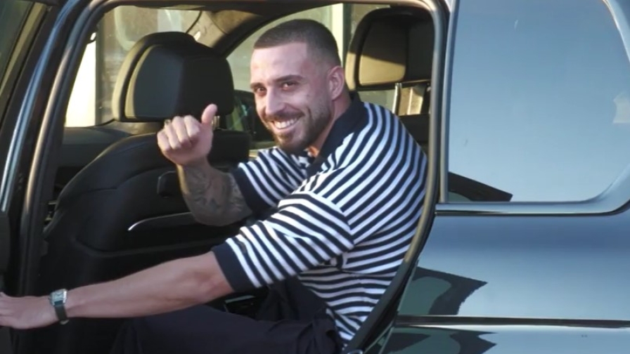 Milan, ecco Gila: lo spagnolo sbarcato a Linate con... il sorrisone: che entusiasmo!