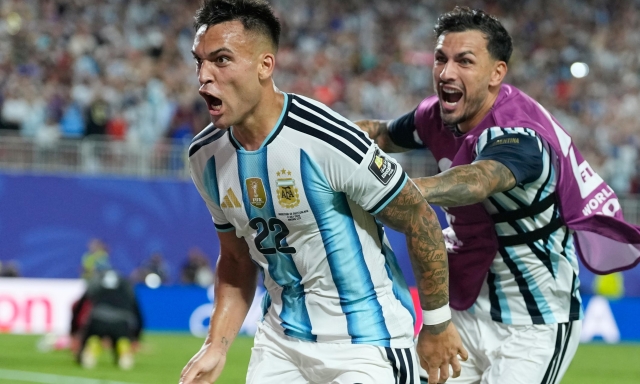 I compagni dell'Inter si stringono attorno a Lautaro: nel ritiro nerazzurro si guarda così la finale