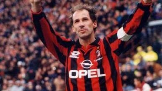 L'annuncio alle 7.31: "La Storia del Milan è in lacrime per la scomparsa di Franco Baresi". Il comunicato del club
