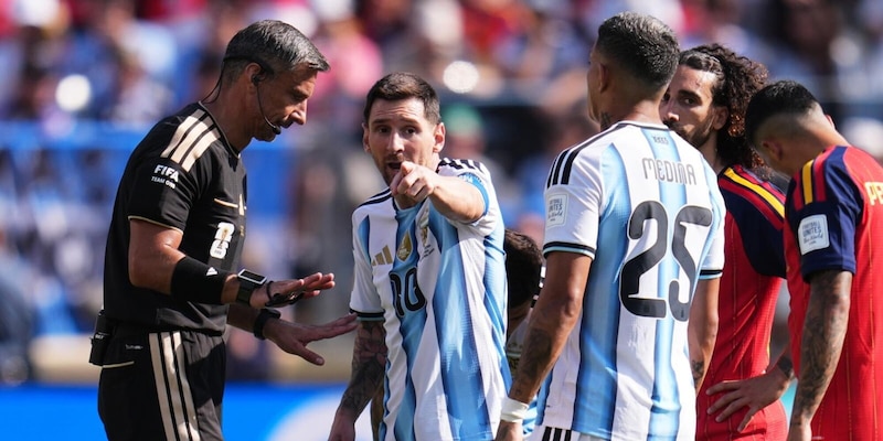 La nuova idea della Uefa &egrave; "Clear Line": aiuti per gli arbitri e Var, ecco come funziona