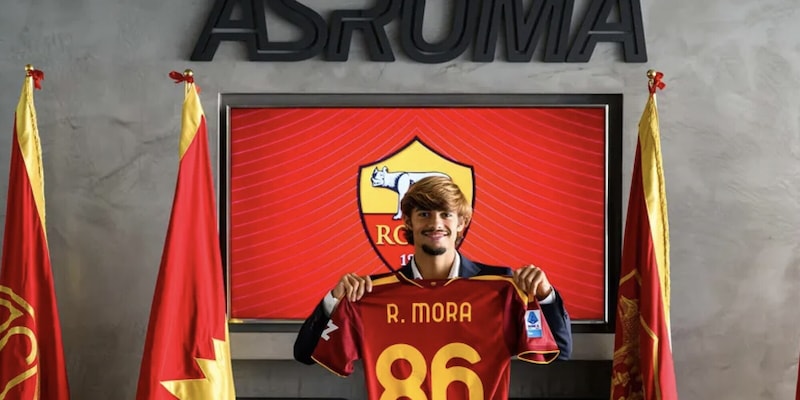Rodrigo Mora ufficiale, sceglie l'86. Ma c'&egrave; un retroscena: perch&eacute; &egrave; una decisione storica per la Roma