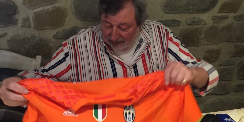 Francesco Guccini &egrave; morto a 86 anni: immenso cantautore, scrittore e tifoso della Juve. Quella volta che...