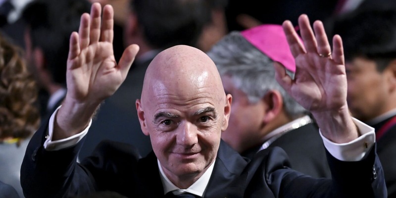 Infantino ancora nella bufera, la nuova accusa: &ldquo;Soldi Uefa alla presunta amante&rdquo;