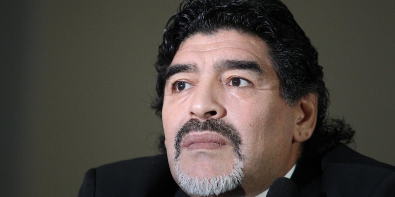 Morte Maradona, nuovo caos al processo: la cartella clinica sarebbe del padre. E l'amico Punzo finisce in ospedale