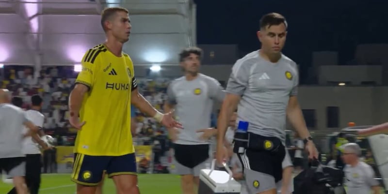 Veleno Cristiano Ronaldo,&nbsp;impazzisce per la sostituzione ma poi l'Al Nassr rimonta e vince:&nbsp;&egrave; bufera mediatica in Arabia