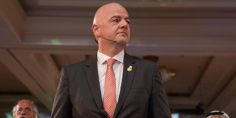 Infantino in fuga,&nbsp;ripara in Marocco. Promette la finale 2030 in cambio del sostegno africano