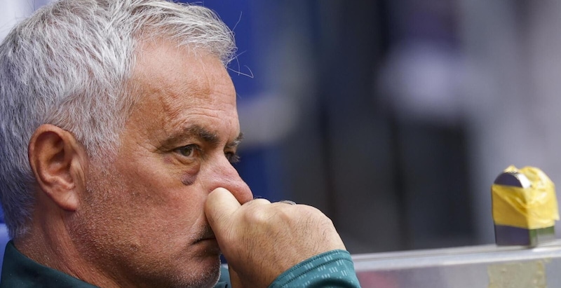 Mourinho con un occhio nero in panchina: la foto che ha incuriosito tutti, svelato il motivo&nbsp;