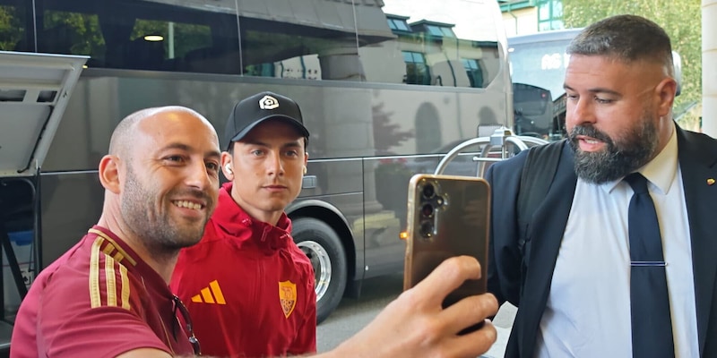 La Roma sbarca in Galles: selfie e autografi al resort a Cardiff