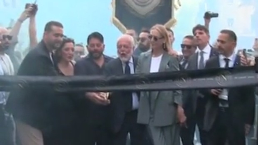 De Laurentiis sente il coro "chi non salta è juventino": la sua reazione fa il giro del web