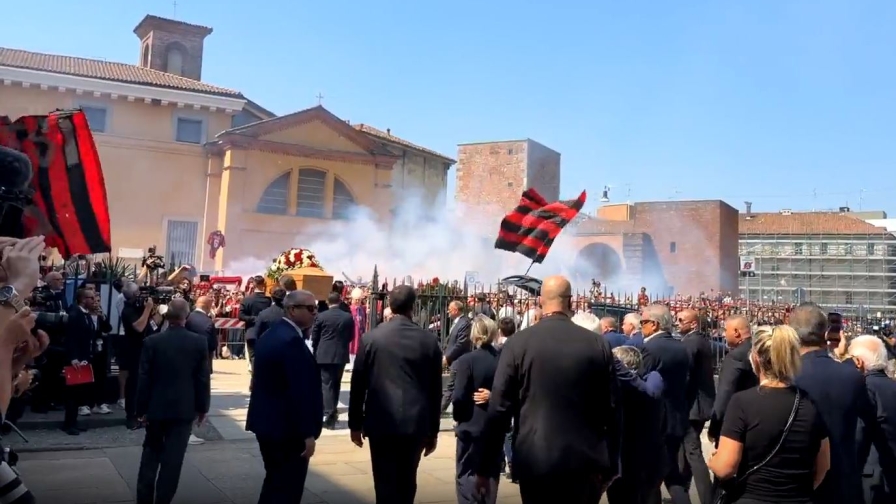 Funerali Baresi, l'ultimo saluto dei tifosi: l'uscita del feretro tra lacrime, cori e applausi