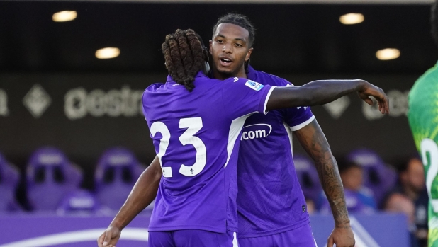 Ndour segna, Atta incanta, la difesa svirgola: Fiorentina bella a metà col Deportivo. E Grosso si arrabbia