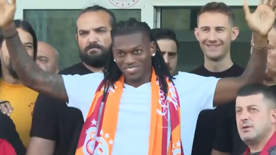 A Istanbul è subito Leao-mania! Migliaia di tifosi del Galatasaray accolgono Rafa come un re