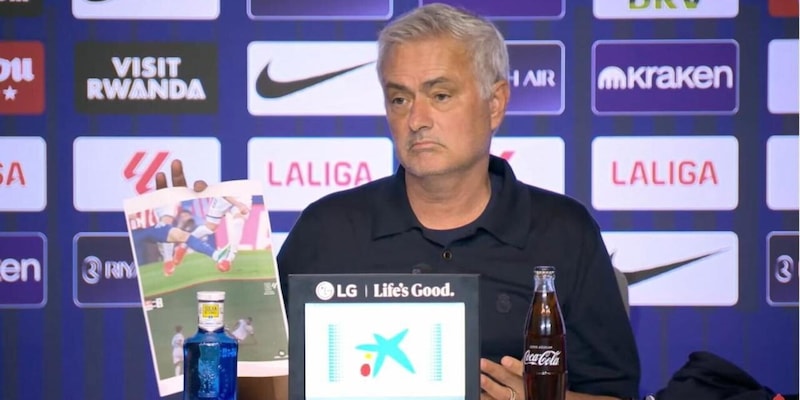 Incredibile Mourinho, protesta mai vista: in conferenza con le foto! "Cose che fanno ridere"