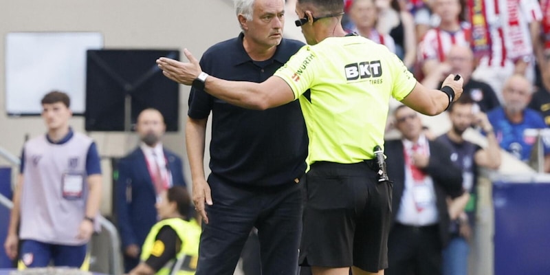 Furia Mourinho: &laquo;Dovevamo giocare noi undici contro nove!&raquo;