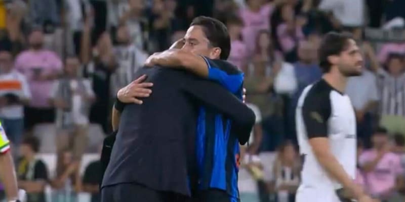 L'emozionante&nbsp;abbraccio tra Spalletti e Raspadori dopo Juve-Atalanta: la foto virale tra i tifosi del Napoli
