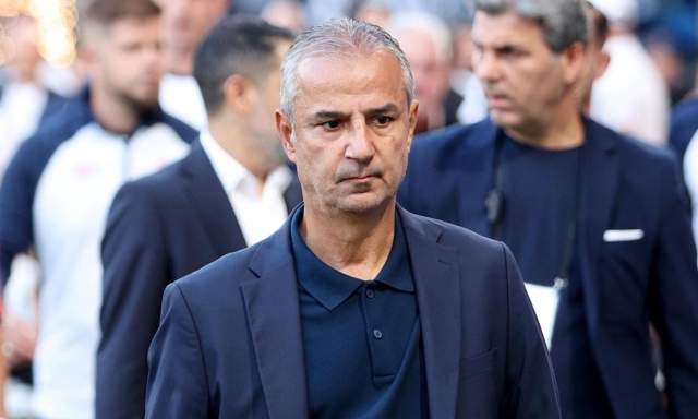 Fenerbahçe, cose turche! L'allenatore si dimette, il presidente lo conferma: "Gli hanno tirato una bottiglia"